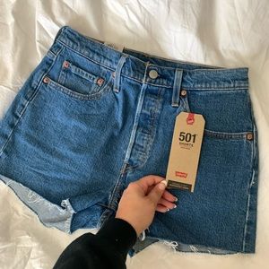 NWT levis 501 denim shorts, sz 28